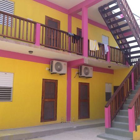 Хостел Travellers Palm Backpackers Кей-Колкер Экстерьер фото